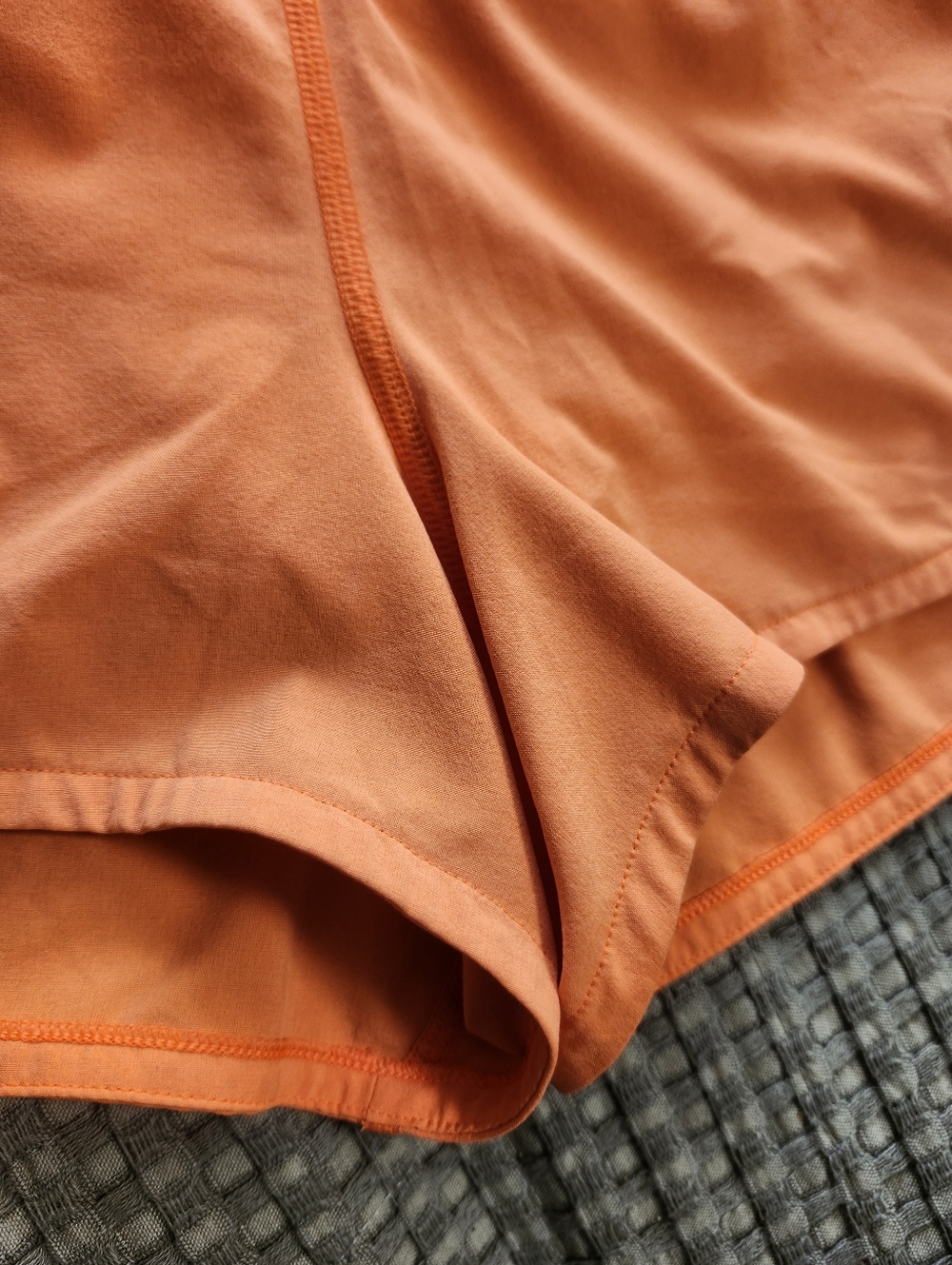 LULULEMON SPEED UP LOW RISE SHORT 2.5” SIZE 8" ORANGE COLOR - Picture 13 of 16